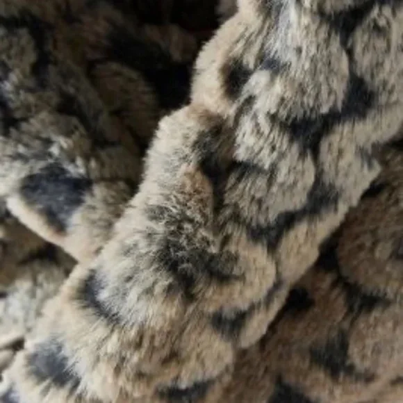 NWT Anthropologie Grey  Remi Faux Fur Infinity Scarf - Picture 3 of 3